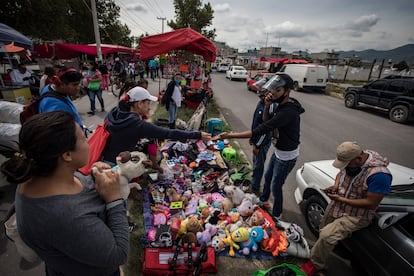 Un tianguis informal en la colonia Potrero del Rey, en Ecatepec.