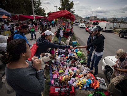 Un tianguis informal en la colonia Potrero del Rey, en Ecatepec.