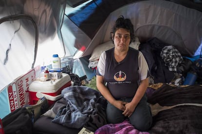 Jennifer de León, de 40 anos, na barraca em que vive em Skid Row.