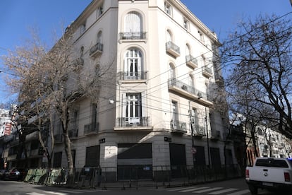 Fachada del edificio donde Cristina Kirchner cumple prisión domiciliaria.