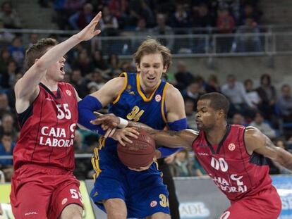 Planinic entra a canasta entre Heurtel y Cook.