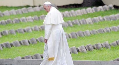 O papa Francisco no cemitério de Fogliano Redipuglia.