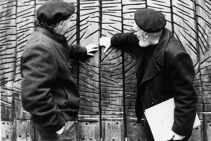 A la izquierda, Agustín Ibarrola; a la derecha, el escultor Jorge Oteiza (1908-2003). Ambos pertenecieron al Equipo 57, un grupo de artistas españoles que se fundó en el café Rond Point de París y que recibieron en 1993 la Medalla de Oro al Mérito en Bellas Artes.