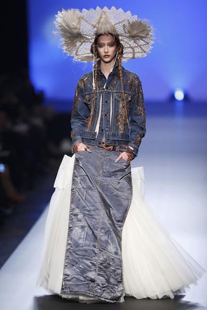 Aunque la inspiración para su colección de alta costura de primavera 2010 partió de una exposición en Londres sobre Moctezuma, Gaultier amplia sus referencias a todos los tópicos de la cultura mexicana. Este conjunto en denim bordado recibe el <i>sutil</i> nombre de <i>Mariachi Tequila</i>.