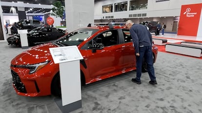 Un hombre observa un Toyota Corolla en el Salón del Automóvil de Detroit, en enero de 2025.