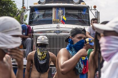 Dos de los camiones con ayuda humanitaria enviados a la frontera entre Colombia y Venezuela han sido incendiados en el puente Francisco de Paula Santander.