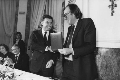 Felipe González entrega a Javier Pradera el premio Cerecedo de periodismo en 1984.