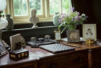 Detalles del escritorio de una de las estancias de Peppard Cottage durante el rodaje de 'Howards End'.