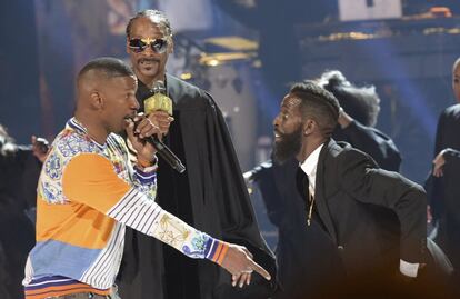 Jamie Foxx (izquierda), Snoop Dogg y Tye Tribbett, en el escenario.