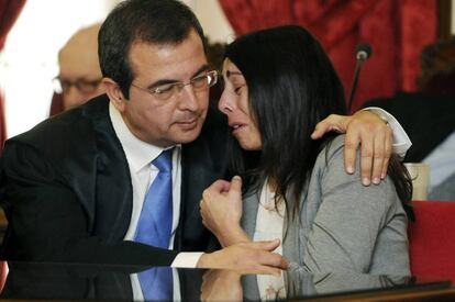 Raquel Gago llora sobre el hombro de su abogado, Fermín Guerrero, tras conocer el veredicto.