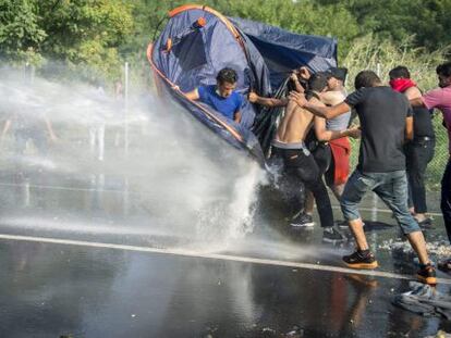 Refugiados cerca de Horgos al norte de Serbia este mi&eacute;rcoles. 