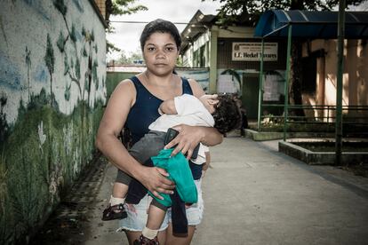 Aline Souza em frente à escola.