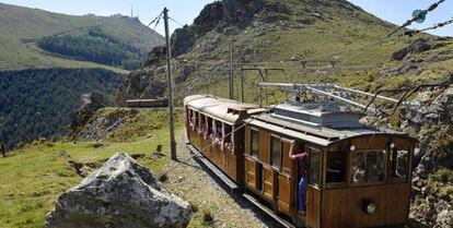 Dos trenes se cruzan durante el recorrido en el monte Larrun.