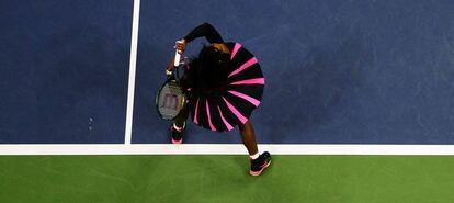 Serena devuelve la pelota ante King.