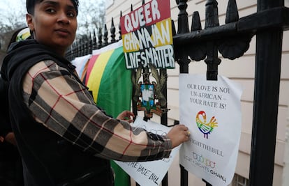 Manifestación contra la ley anti-LGTB ghanesa, delante de la embajada de Ghana en Londres, el pasado 6 de marzo.