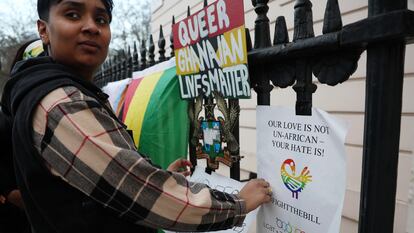 Manifestación contra la ley anti-LGTB ghanesa, delante de la embajada de Ghana en Londres, el pasado 6 de marzo.