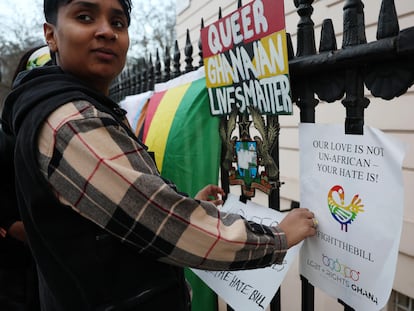 Manifestación contra la ley anti-LGTB ghanesa, delante de la embajada de Ghana en Londres, el pasado 6 de marzo.