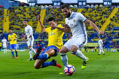 Nacho Fernández del Real Madrid intenta no perder la pelota frente a Vicente Gómez de UD Las Palmas.