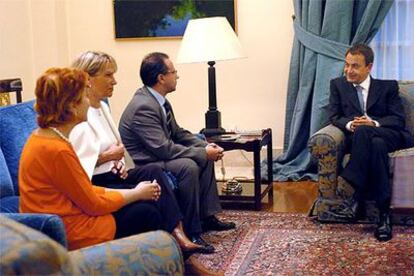 Zapatero, en La Moncloa, con representantes de la Asociación Víctimas del Terrorismo.