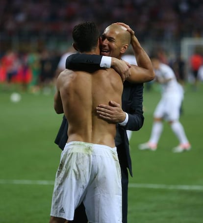 Zidane y Ronaldo se abrazan al final del partido.