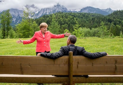 La canciller alemana Angela Merkel conversa con Barack Obama en un banco a las afueras del Castillo de Elmau tras una sesión de la cumbre del G7 cerca de Garmisch-Partenkirchen, al sur de Alemania, el 8 de junio de 2015.
