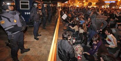 Polic&iacute;as antidisturbios vigilan una concentraci&oacute;n de estudiantes ante la Delegaci&oacute;n del Gobierno en Valencia el pasado febrero. 