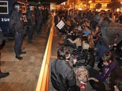 Polic&iacute;as antidisturbios vigilan una concentraci&oacute;n de estudiantes ante la Delegaci&oacute;n del Gobierno en Valencia el pasado febrero. 