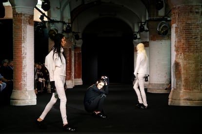 Marina Perez (centro) en el desfile de otoño invierno 2018-2019 de Txell Miras en la Pasarela 080 Barcelona.