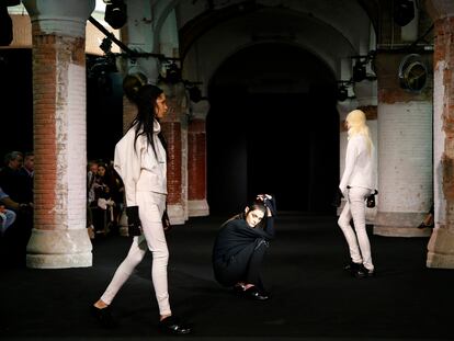 Marina Perez (centro) en el desfile de otoño invierno 2018-2019 de Txell Miras en la Pasarela 080 Barcelona.