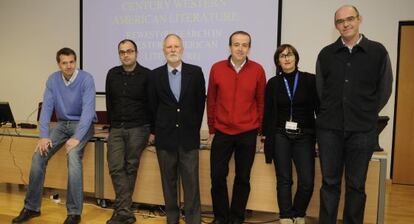 David Río y Charles L. Crow (tercero y cuarto por la derecha, respectivamente), junto con otros participantes en la jornada de ayer de la UPV en Vitoria.