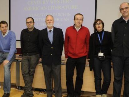 David Río y Charles L. Crow (tercero y cuarto por la derecha, respectivamente), junto con otros participantes en la jornada de ayer de la UPV en Vitoria.