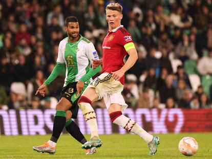 William José del Betis (a la izquierda) y Brandon Wiliams del Manchester United, durante una partido amistoso en estadio Villamarín de Esvilla, a finales de 2022.