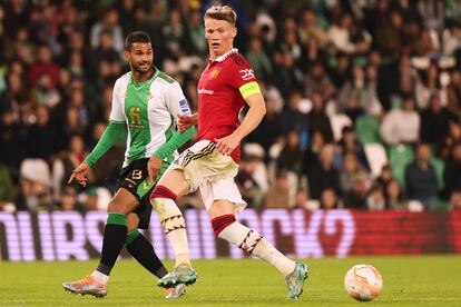 William José del Betis (a la izquierda) y Brandon Wiliams del Manchester United, durante una partido amistoso en estadio Villamarín de Esvilla, a finales de 2022.
