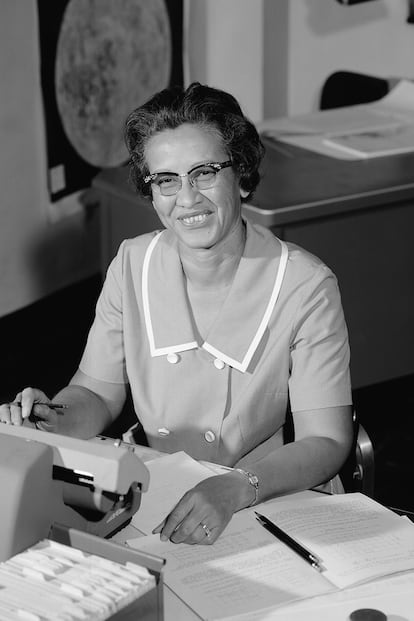 Katherine Johnson posa en las oficinas de la NASA en 1966.