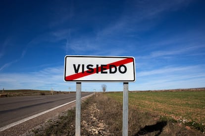 Carretera que lleva al municipio de Visiedo, a 45 kilómetros al norte de Teruel, y que lleva décadas luchando por sobrevivir. Tiene tan solo tiene 136 habitantes censados, pero la alcaldesa, María Ángeles Zaera, precisa que solo 80 personas viven de forma permanente en el pueblo.