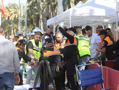 Traslado al hospital del joven que se ha desplomado en la media maratón de Elche, este domingo.