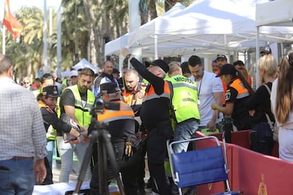 Traslado al hospital del joven que se ha desplomado en la media maratón de Elche, este domingo.