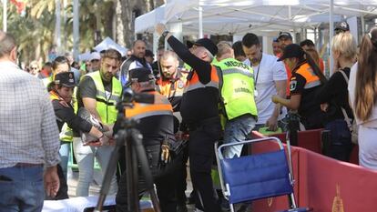 Traslado al hospital del joven que se ha desplomado en la media maratón de Elche, este domingo.