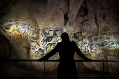 Una visitante observa la réplica de la cueva de Chauvet, en Francia.