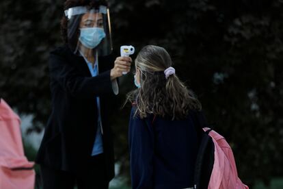 Toma de temperatura a alumnos del Colegio Privado Alameda de Osuna durante el primer día del curso escolar 2020-2021, en Madrid