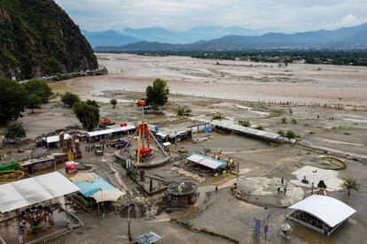 El primer ministro paquistaní, Shehbaz Sharif, ha afirmado que se trata de las peores lluvias torrenciales en tres décadas, incluso mayores en escala que las inundaciones que en 2010 dejaron más de dos mil muertos. Un tercio de Pakistán puede quedar próximamente "bajo el agua", ha declarado en una entrevista con AFP la ministra de Cambio Climático, Sherry Rehman. "Es una crisis de proporciones inimaginables", ha agregado. En la foto, una vista general de las inundaciones en Mingora, una ciudad en el valle del Swat del norte de Pakistán, el día 27 de agosto.  