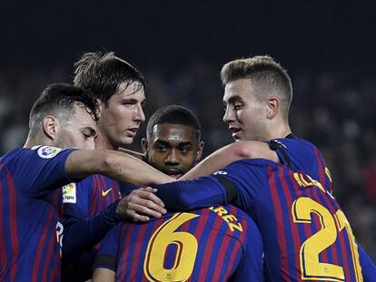 Los jugadores del Barça festejan el primer gol de Denis.