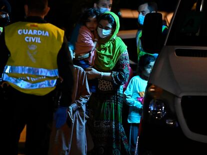 Llegada de refugiados afganos a la base aérea de Torrejón de Ardoz, en Madrid, procedentes de Islamabad (Pakistán), el pasado octubre.
