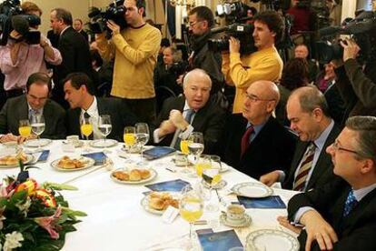 José Bono, Juan Fernando López Aguilar, Miguel Ángel Moratinos, Javier Rojo, Manuel Chaves y José Blanco, en el foro en el que intervino Zapatero.