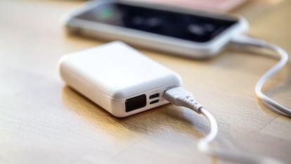 Artículo de EL PAÍS Escaparate que describe las ventajas de uso de una batería externa mini para cargar móviles.