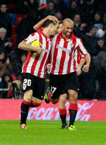 Aduriz celebra un gol con Mikel Rico