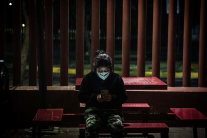 Una mujer intenta contactar con sus familiares mientras espera información en el Hospital General Tláhuac.