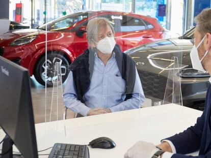 Un cliente se informa sobre un vehículo en un concesionario.