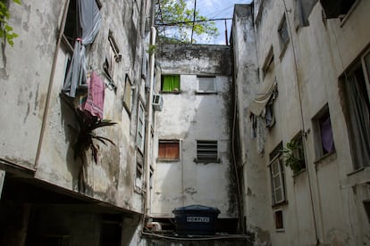 Después de 2018, tras la victoria presidencial de Jaír Bolsonaro en Brasil, el programa de vivienda social Minha Casa, Minha Vida (mi casa, mi vida) fue reemplazado por el programa Casa Verde e Amarela (casa verde y amarilla). Este, según organizaciones no gubernamentales como la Federación de Órganos para Asistencia Social y Educacional (FASE) dificultó la obtención de viviendas sociales para aquellos que ganan menos de 230 euros al mes. En 2022 FASE registró una reducción del 90% en el promedio anual del presupuesto destinado al programa de viviendas sociales. En la foto, interior de la ocupación urbana Vito Giannotti, iniciada en 2016.