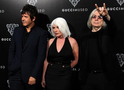 Los músicos Clem Burke, Debbie Harry y Chris Stein, miembros del grupo Blondie